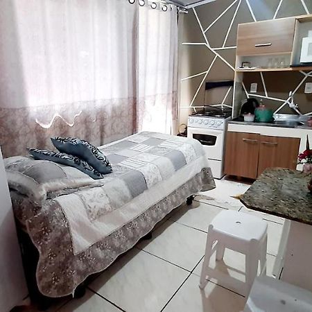 KITNET 01 em TORRES-RS - MELHOR CUSTO BENEFICIO na mais bela praia Gaúcha - cozinha - banheiro - ar condicionado - Smart TV 32' Android Apps Youtube - Netflix - Prime Vídeo e Wi-Fi - Estacionamento - Acomoda até 4 pessoas - Anfitriã Superhost no BnB Extérieur photo