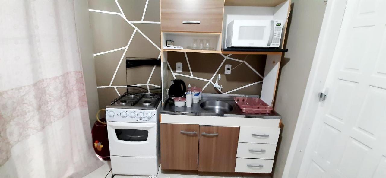 KITNET 01 em TORRES-RS - MELHOR CUSTO BENEFICIO na mais bela praia Gaúcha - cozinha - banheiro - ar condicionado - Smart TV 32' Android Apps Youtube - Netflix - Prime Vídeo e Wi-Fi - Estacionamento - Acomoda até 4 pessoas - Anfitriã Superhost no BnB Extérieur photo
