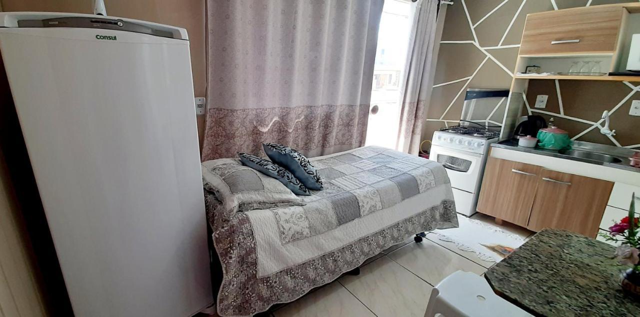 KITNET 01 em TORRES-RS - MELHOR CUSTO BENEFICIO na mais bela praia Gaúcha - cozinha - banheiro - ar condicionado - Smart TV 32' Android Apps Youtube - Netflix - Prime Vídeo e Wi-Fi - Estacionamento - Acomoda até 4 pessoas - Anfitriã Superhost no BnB Extérieur photo