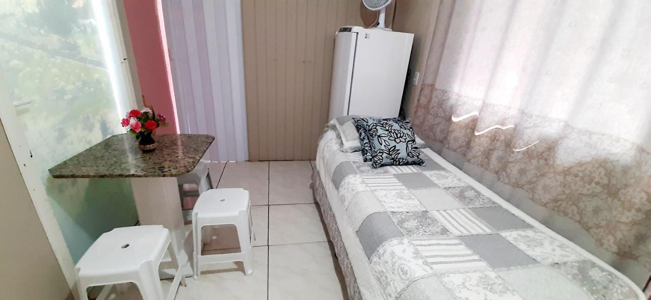 KITNET 01 em TORRES-RS - MELHOR CUSTO BENEFICIO na mais bela praia Gaúcha - cozinha - banheiro - ar condicionado - Smart TV 32' Android Apps Youtube - Netflix - Prime Vídeo e Wi-Fi - Estacionamento - Acomoda até 4 pessoas - Anfitriã Superhost no BnB Extérieur photo