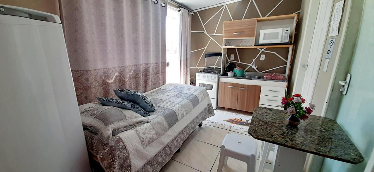 KITNET 01 em TORRES-RS - MELHOR CUSTO BENEFICIO na mais bela praia Gaúcha - cozinha - banheiro - ar condicionado - Smart TV 32' Android Apps Youtube - Netflix - Prime Vídeo e Wi-Fi - Estacionamento - Acomoda até 4 pessoas - Anfitriã Superhost no BnB Extérieur photo