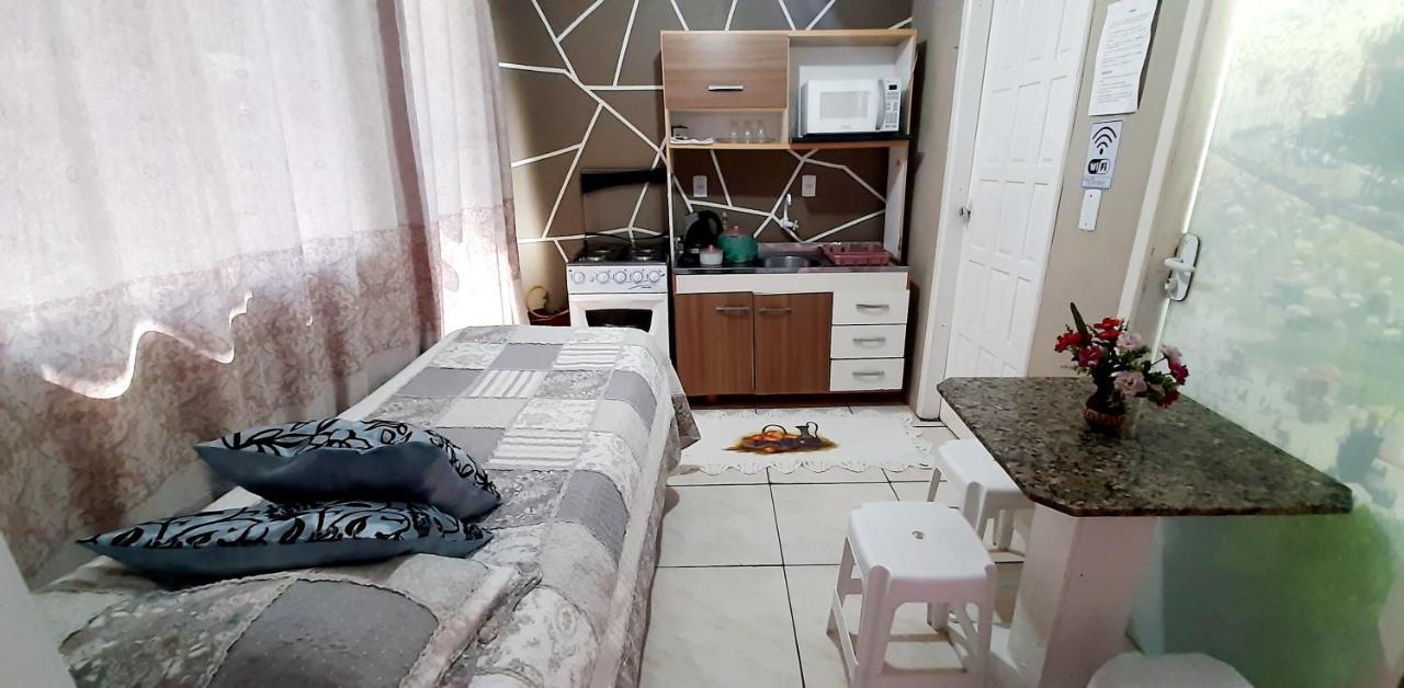 KITNET 01 em TORRES-RS - MELHOR CUSTO BENEFICIO na mais bela praia Gaúcha - cozinha - banheiro - ar condicionado - Smart TV 32' Android Apps Youtube - Netflix - Prime Vídeo e Wi-Fi - Estacionamento - Acomoda até 4 pessoas - Anfitriã Superhost no BnB Extérieur photo