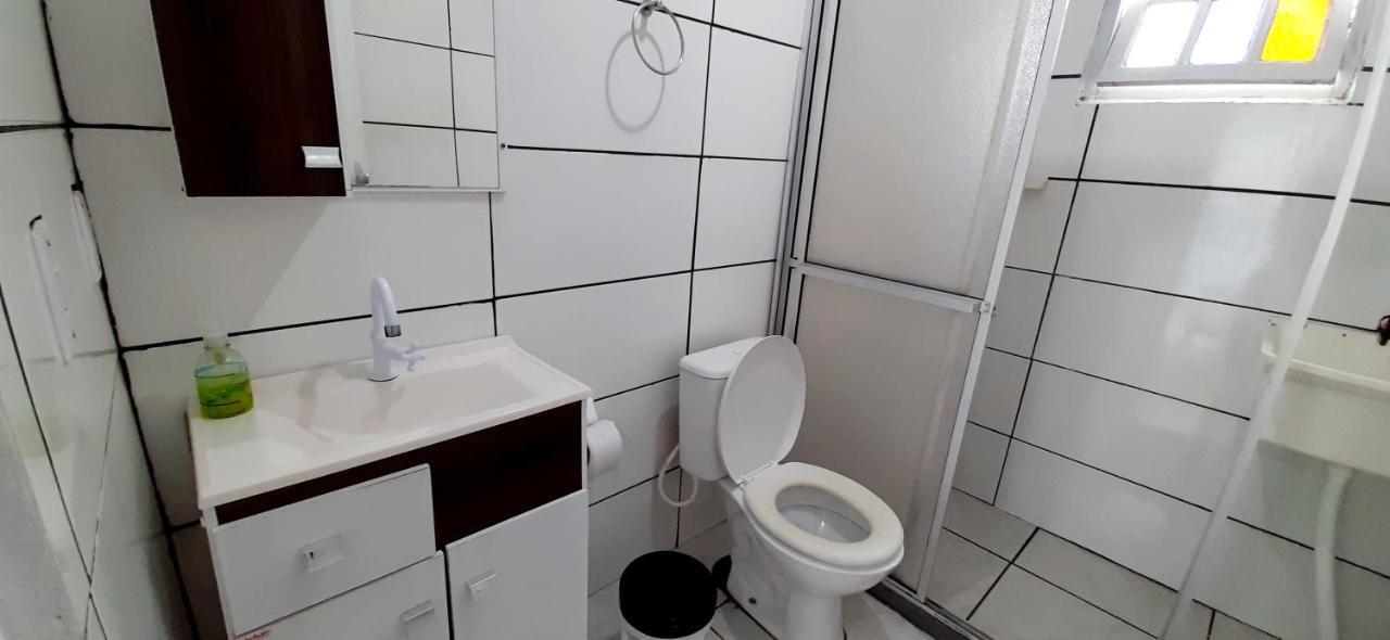 KITNET 01 em TORRES-RS - MELHOR CUSTO BENEFICIO na mais bela praia Gaúcha - cozinha - banheiro - ar condicionado - Smart TV 32' Android Apps Youtube - Netflix - Prime Vídeo e Wi-Fi - Estacionamento - Acomoda até 4 pessoas - Anfitriã Superhost no BnB Extérieur photo