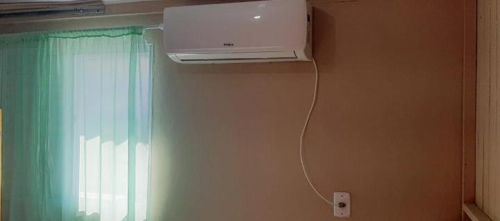KITNET 01 em TORRES-RS - MELHOR CUSTO BENEFICIO na mais bela praia Gaúcha - cozinha - banheiro - ar condicionado - Smart TV 32' Android Apps Youtube - Netflix - Prime Vídeo e Wi-Fi - Estacionamento - Acomoda até 4 pessoas - Anfitriã Superhost no BnB Extérieur photo