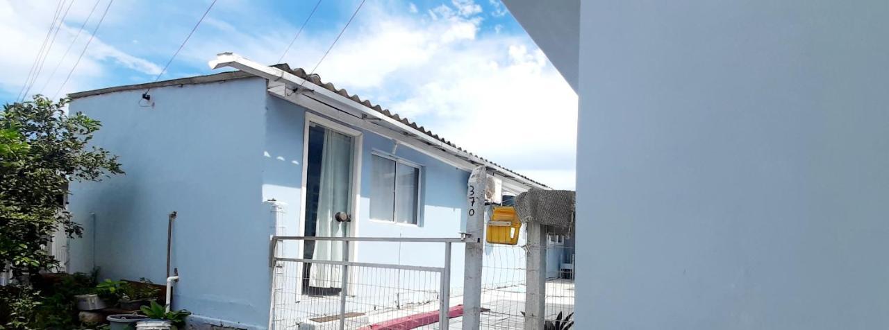 KITNET 01 em TORRES-RS - MELHOR CUSTO BENEFICIO na mais bela praia Gaúcha - cozinha - banheiro - ar condicionado - Smart TV 32' Android Apps Youtube - Netflix - Prime Vídeo e Wi-Fi - Estacionamento - Acomoda até 4 pessoas - Anfitriã Superhost no BnB Extérieur photo