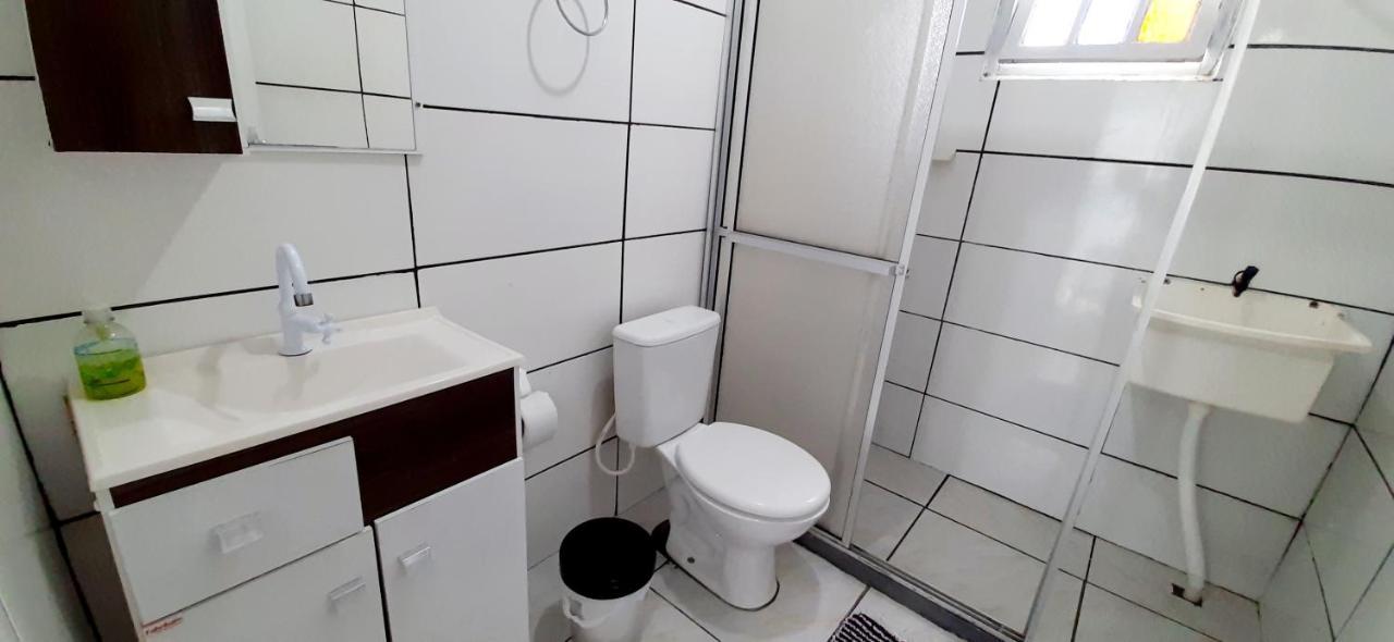 KITNET 01 em TORRES-RS - MELHOR CUSTO BENEFICIO na mais bela praia Gaúcha - cozinha - banheiro - ar condicionado - Smart TV 32' Android Apps Youtube - Netflix - Prime Vídeo e Wi-Fi - Estacionamento - Acomoda até 4 pessoas - Anfitriã Superhost no BnB Extérieur photo