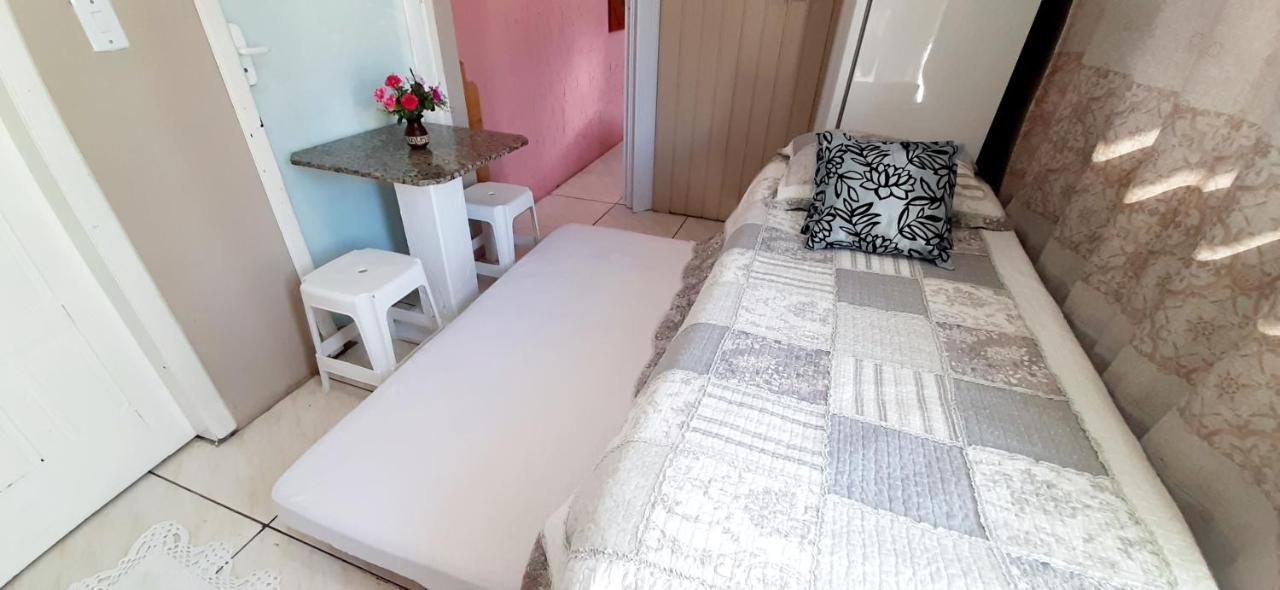 KITNET 01 em TORRES-RS - MELHOR CUSTO BENEFICIO na mais bela praia Gaúcha - cozinha - banheiro - ar condicionado - Smart TV 32' Android Apps Youtube - Netflix - Prime Vídeo e Wi-Fi - Estacionamento - Acomoda até 4 pessoas - Anfitriã Superhost no BnB Extérieur photo