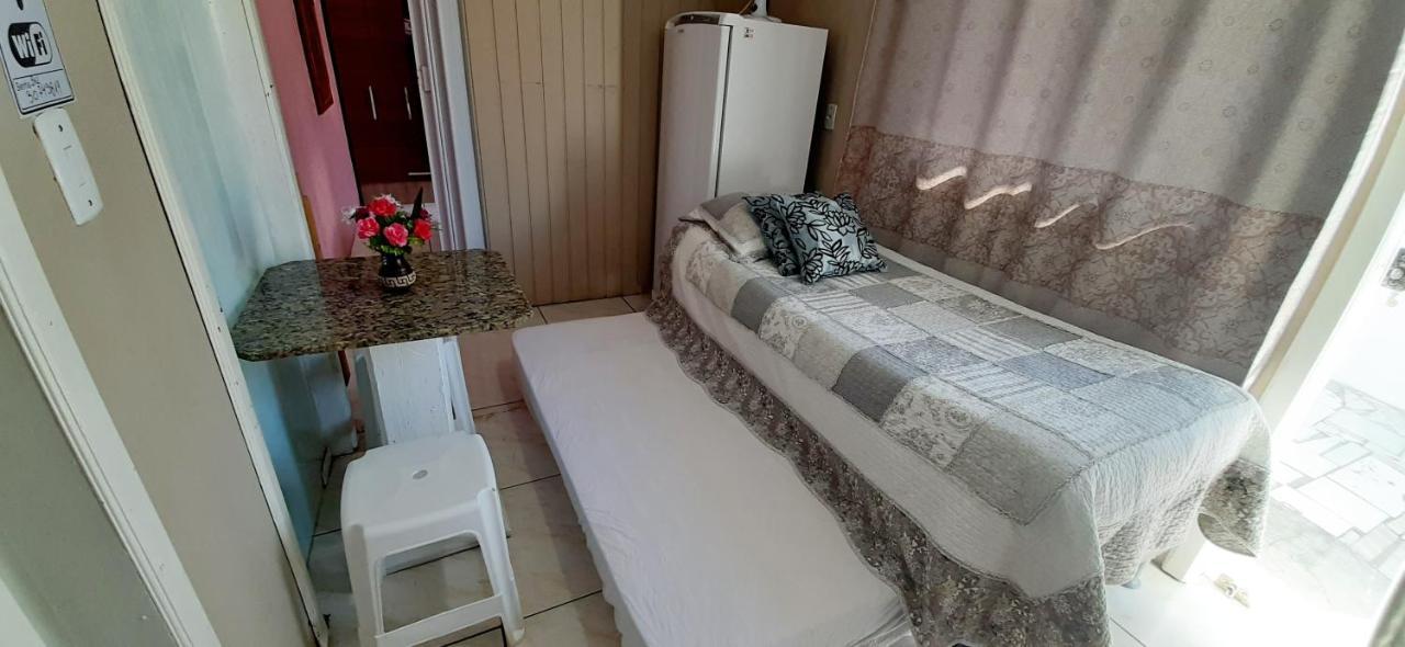 KITNET 01 em TORRES-RS - MELHOR CUSTO BENEFICIO na mais bela praia Gaúcha - cozinha - banheiro - ar condicionado - Smart TV 32' Android Apps Youtube - Netflix - Prime Vídeo e Wi-Fi - Estacionamento - Acomoda até 4 pessoas - Anfitriã Superhost no BnB Extérieur photo