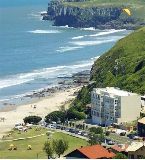 KITNET 01 em TORRES-RS - MELHOR CUSTO BENEFICIO na mais bela praia Gaúcha - cozinha - banheiro - ar condicionado - Smart TV 32' Android Apps Youtube - Netflix - Prime Vídeo e Wi-Fi - Estacionamento - Acomoda até 4 pessoas - Anfitriã Superhost no BnB Extérieur photo