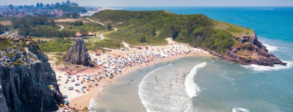 KITNET 01 em TORRES-RS - MELHOR CUSTO BENEFICIO na mais bela praia Gaúcha - cozinha - banheiro - ar condicionado - Smart TV 32' Android Apps Youtube - Netflix - Prime Vídeo e Wi-Fi - Estacionamento - Acomoda até 4 pessoas - Anfitriã Superhost no BnB Extérieur photo