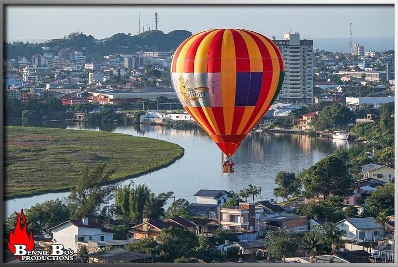 KITNET 01 em TORRES-RS - MELHOR CUSTO BENEFICIO na mais bela praia Gaúcha - cozinha - banheiro - ar condicionado - Smart TV 32' Android Apps Youtube - Netflix - Prime Vídeo e Wi-Fi - Estacionamento - Acomoda até 4 pessoas - Anfitriã Superhost no BnB Extérieur photo
