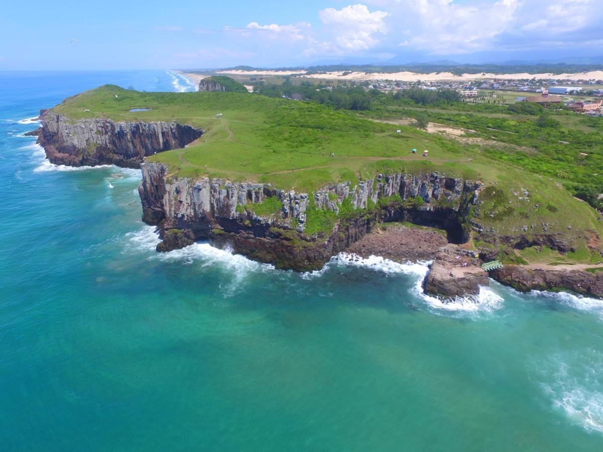 KITNET 01 em TORRES-RS - MELHOR CUSTO BENEFICIO na mais bela praia Gaúcha - cozinha - banheiro - ar condicionado - Smart TV 32' Android Apps Youtube - Netflix - Prime Vídeo e Wi-Fi - Estacionamento - Acomoda até 4 pessoas - Anfitriã Superhost no BnB Extérieur photo