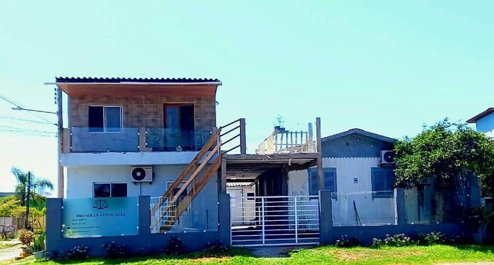 KITNET 01 em TORRES-RS - MELHOR CUSTO BENEFICIO na mais bela praia Gaúcha - cozinha - banheiro - ar condicionado - Smart TV 32' Android Apps Youtube - Netflix - Prime Vídeo e Wi-Fi - Estacionamento - Acomoda até 4 pessoas - Anfitriã Superhost no BnB Extérieur photo