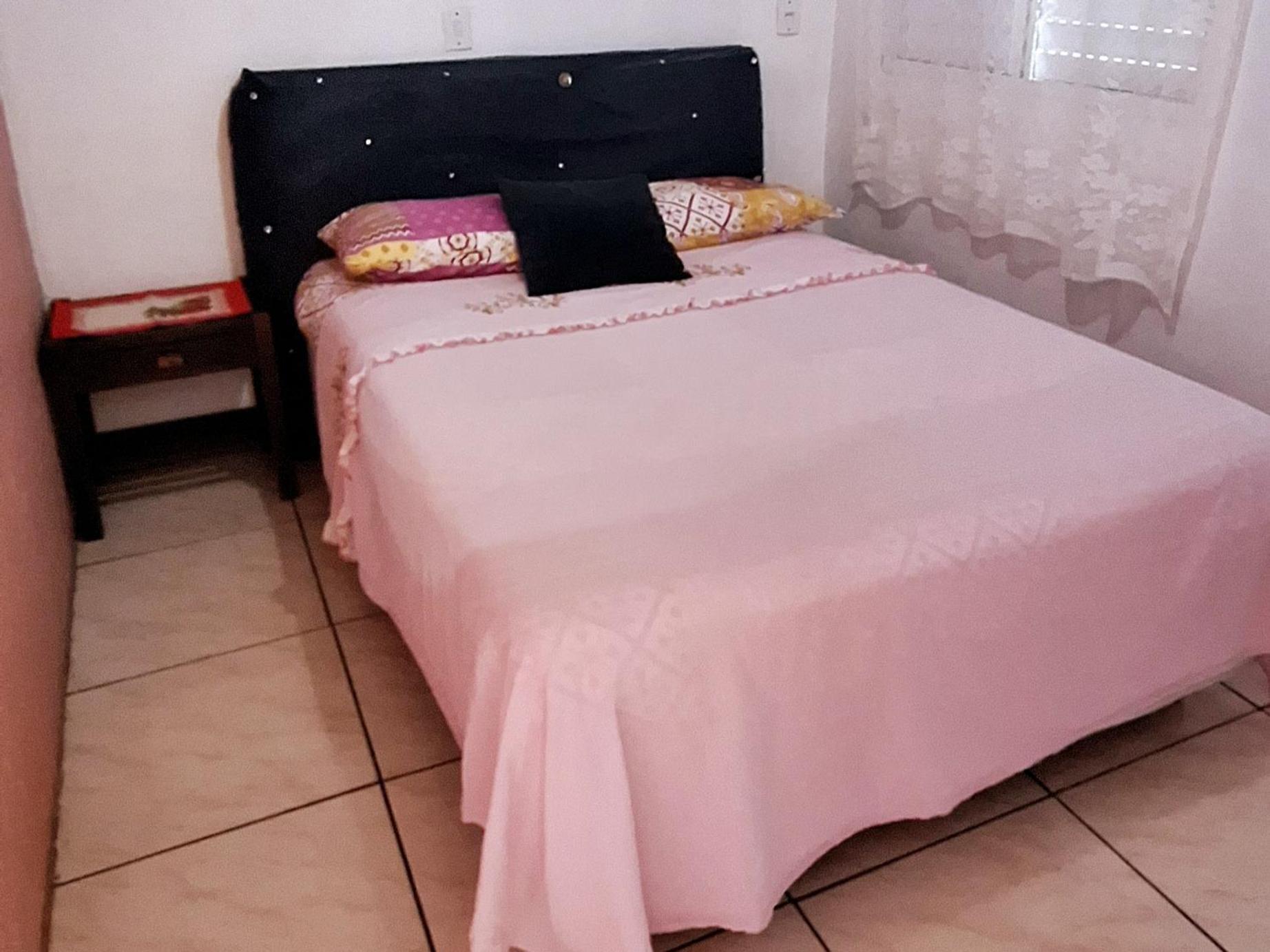 KITNET 01 em TORRES-RS - MELHOR CUSTO BENEFICIO na mais bela praia Gaúcha - cozinha - banheiro - ar condicionado - Smart TV 32' Android Apps Youtube - Netflix - Prime Vídeo e Wi-Fi - Estacionamento - Acomoda até 4 pessoas - Anfitriã Superhost no BnB Extérieur photo